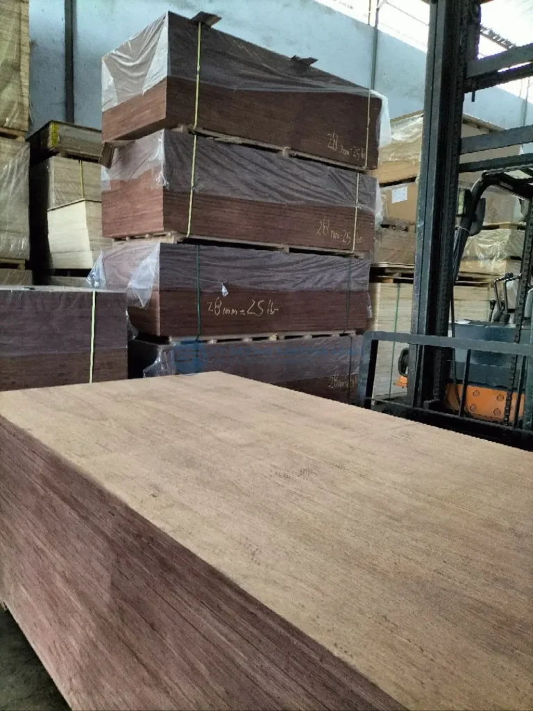 Container flooring Plywood 28mm - Full Kruing