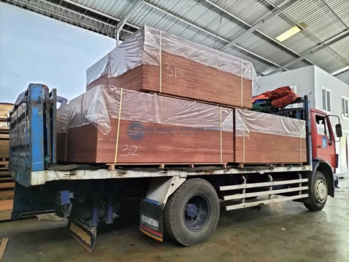 Armada truk bermuatan penuh triplek container flooring 28mm pesanan grosir siap didistribusikan oleh PT Indoho Santosa Abadi ke seluruh wilayah Indonesia